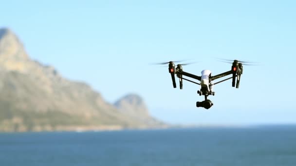无人机和技术飞行在海滩拍摄与水和山的海景 自然和蓝天的遥控 装置和录像监控 — 图库视频影像