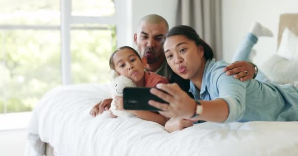 Lustig Selfie Und Familie Zusammen Schlafzimmer Oder Mama Papa Und — Stockvideo