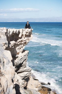 İş adamı, rahatla ve okyanus, deniz ve açık havada kaya, huzur ve ruhsal refah üzerine meditasyon yap. Erkek kişi, nefes egzersizi ve stres yönetimi için yoga Hawaii 'de uçurumun kenarında zen farkındalığı.