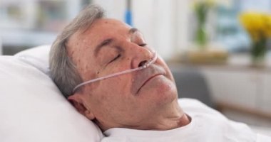 Oksijen, hastane yatağı ve klinikte havalandırma ve tüp desteğiyle uyuyan yaşlı adam. Yaşlı hasta, tıbbi bakım ve acil serviste erkek hasta ve sağlık hizmetleri uzmanı.