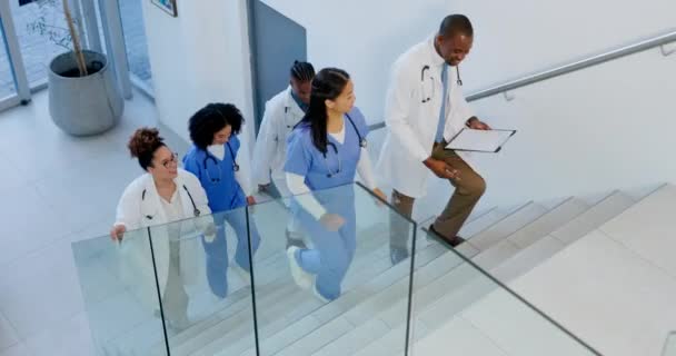 Equipo Médicos Subiendo Las Escaleras Hospital Mientras Discuten Sobre Diagnóstico — Vídeo de stock