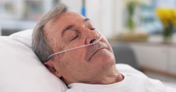 Οξυγόνο Κρεβάτι Νοσοκομείου Και Ηλικιωμένος Που Κοιμάται Εξαερισμό Και Αναπνευστική — Αρχείο Βίντεο