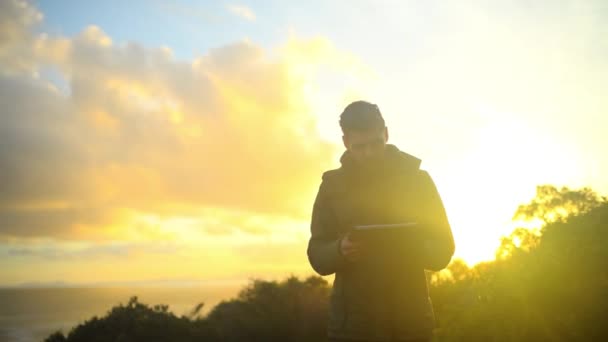 Tablet Zachód Słońca Wędrówki Człowieka Górach Dla Wolności Podróży Lub — Wideo stockowe