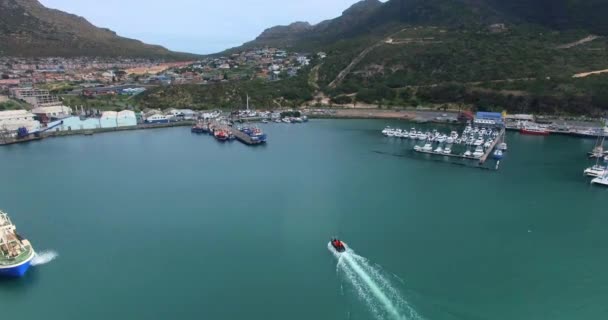 Drone Ταχύπλοο Και Παραθαλάσσιο Λιμάνι Στη Θάλασσα Για Ταξίδια Διακοπές — Αρχείο Βίντεο