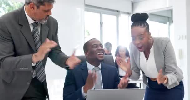 사무실에서 보너스 프로모션 승리를위한 행복한 비즈니스 노트북 직장에서의 성공을 축하하기 — 비디오