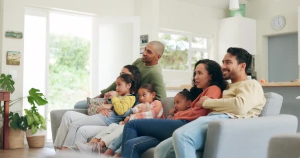 Μεγάλη Οικογένεια Βλέποντας Τηλεόραση Και Μαζί Στον Καναπέ Στο Σπίτι — Αρχείο Βίντεο