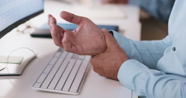 Hand Senior Man Met Artritis Pijn Van Computer Bureau Massage — Stockvideo