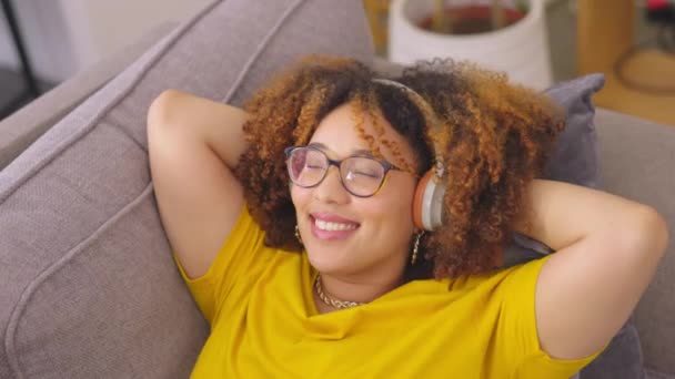 Muzyka Słuchawki Szczęśliwa Kobieta Relaksują Się Kanapie Streamingiem Obsługą Lub — Wideo stockowe