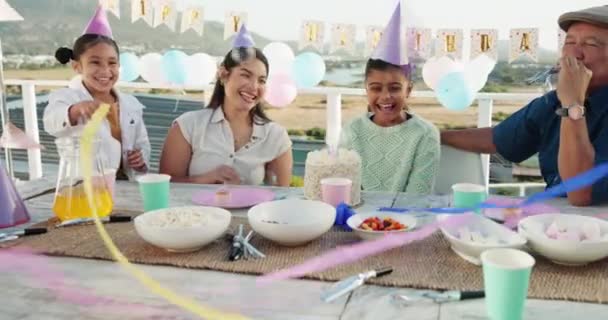 Празднование Стримеры Девушка Парке День Рождения Пикник Праздник Открытом Воздухе — стоковое видео