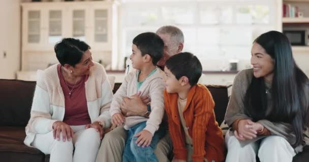 Feliz Relajarse Generaciones Con Gran Familia Sofá Para Unión Sonrisa — Vídeos de Stock