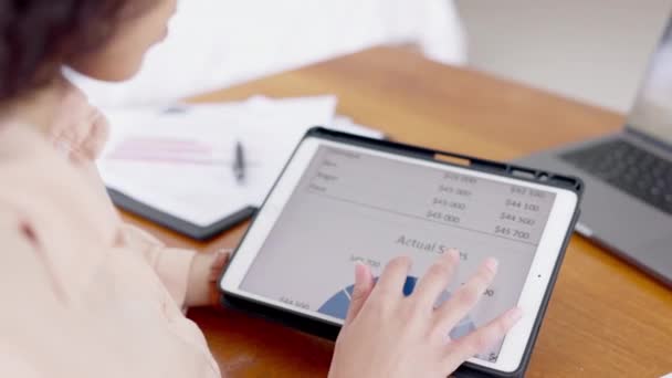 Mãos Tablet Mulher Tela Com Números Dados Análise Negócios Relatório — Vídeo de Stock