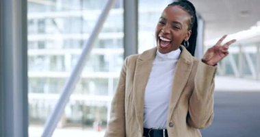Face, barış işareti ve kurumsal şirkette iş için seçilen siyahi kadın. Afrikalı profesyonel, portre ve eller emoji için, başarı ve avukat zaferle, gülümsemeyle ve mutlulukla yürüyor.
