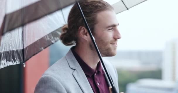 Viso Sorriso Uomo Affari Con Ombrello Tempo Piovoso Nella Città — Video Stock