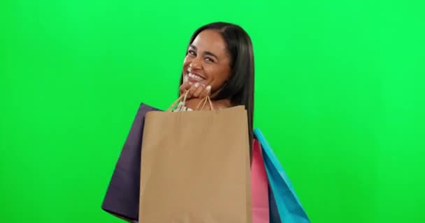 Kadın Alışveriş Torbası Perakendeciyle Gülümse Yeşil Ekran Stüdyo Arka Planında — Stok video