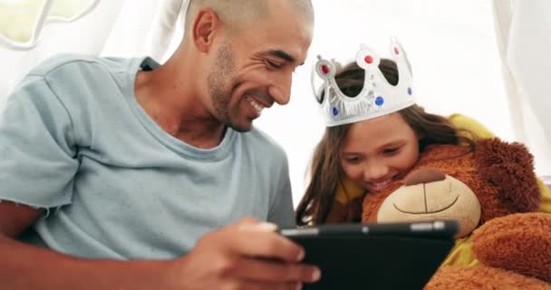 平板电脑 爸爸和孩子在家里的帐篷学习 流媒体在线电影和视频 电影和社交媒体 与快乐的女孩 泰迪熊 皇冠和粘合在一起 — 图库视频影像