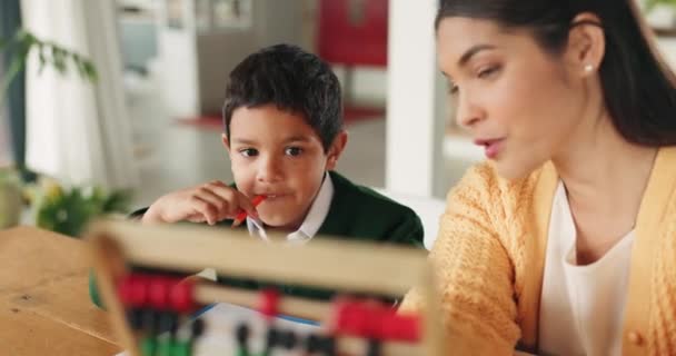 数学和母亲与孩子一起算数 与算盘一起学习 学习和教学 学业和母亲与儿子呆在家里 以促进知识的发展 成长和学习 — 图库视频影像