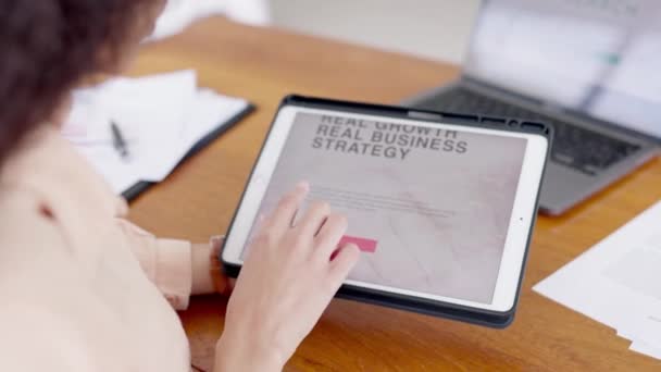 Χέρια Tablet Και Γυναίκα Στην Οθόνη Μια Επιχειρηματική Στρατηγική Την — Αρχείο Βίντεο