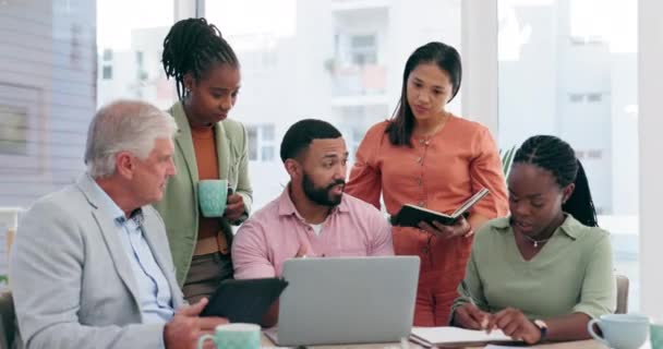 Empresários Laptop Coaching Reunião Para Projeto Discussão Equipe Estratégia Escritório — Vídeo de Stock