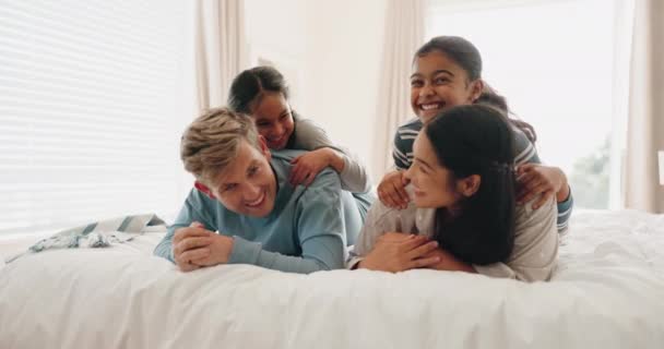 Yatak Aile Kızlar Mutlu Tatilde Oynayan Rahatlayan Kaliteli Zaman Geçiren — Stok video