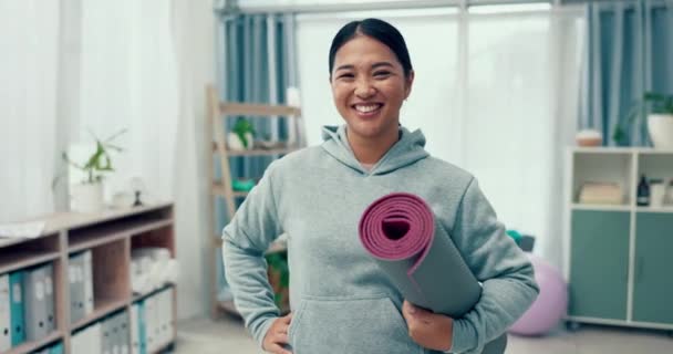 Fitness Matte Oder Glückliche Frau Hause Für Yoga Übungen Workout — Stockvideo