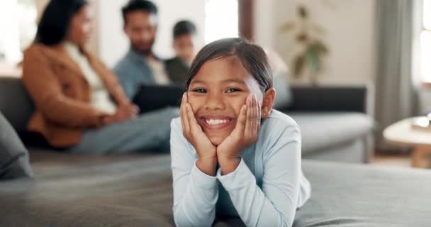 Ευτυχισμένος Πρόσωπο Και Κορίτσι Στον Καναπέ Στο Σαλόνι Σαλόνι Παιδί — Αρχείο Βίντεο