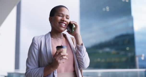 コミュニケーション ネットワーキング 交渉のためのオフィスの窓によるビジネス女性 電話およびコーヒー 企業とのコンタクトと計画のためのスマートフォンで話したり会話したりする黒人女性起業家 — ストック動画