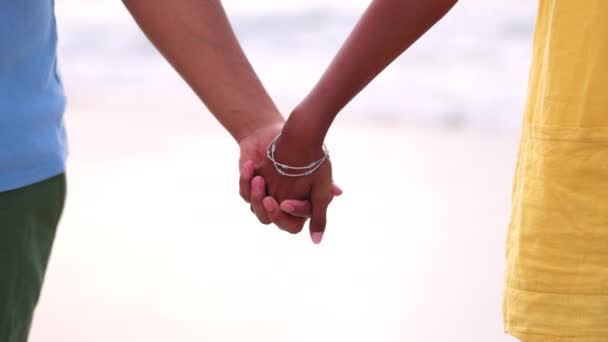 Casal Mãos Dadas Amor Pela Praia Cuidado Relacionamento Romance Compaixão — Vídeo de Stock