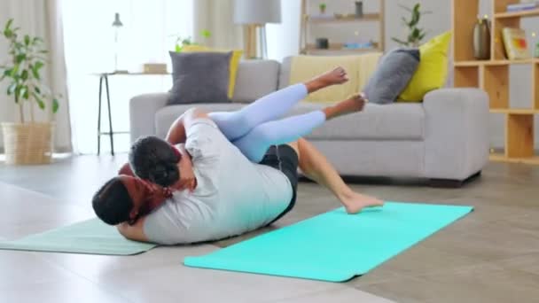 Jong Stel Yoga Speels Huis Met Komisch Worstelen Liefde Grappige — Stockvideo
