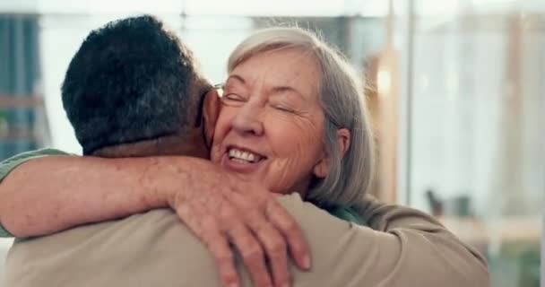 Miłość Uścisk Starsza Para Swoim Domu Razem Dla Wsparcia Zaufania — Wideo stockowe
