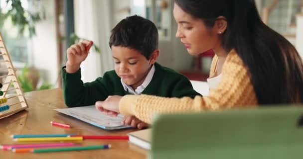 Haus Schule Und Mutter Helfen Dem Kind Bei Der Arbeit — Stockvideo