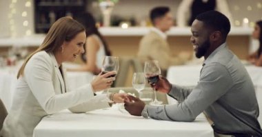 Mutlu, kadeh kaldıran ya da restoranda ırklar arası bir çift olarak evlilik yıldönümünü kutlamak için gece birlikte yemek yiyeceğiz. Şerefe, romantik siyah adam ya da komik kadın Güzel yemek, gülmek ya da şarap randevusunda kaynaşmak.