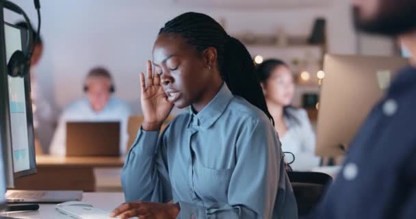压力和倦怠与一个黑人商业女人在她的办公桌在客户服务办公室寻求支持 客户服务 焦虑或偏头痛 由一名负责铅生产的年轻顾问负责 — 图库视频影像