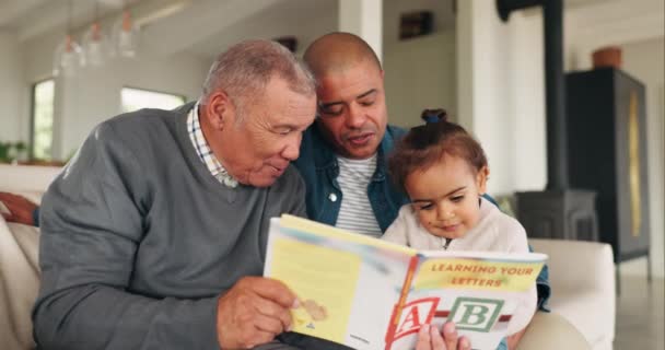 Opa Vater Und Mädchen Lesen Ein Buch Entspannen Sich Und — Stockvideo