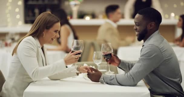 敬酒或跨种族夫妇在餐厅庆祝结婚周年晚餐在晚上在一起 浪漫的黑人男人或有趣的女人美餐 欢笑或美酒约会 — 图库视频影像
