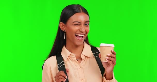 学校の知識 成長や成功のためのコーヒーやバッグを持つ学生の緑の画面 女の子や肖像画 学習や学校の休憩中に知識を持つ幸せな女性の生徒 笑顔や大学の教育 — ストック動画
