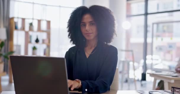 Arme Verschränkt Laptop Und Geschäftsfrau Mit Vertrauen Büro Während Sie — Stockvideo