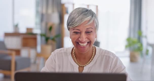 Büro Laptop Glückliches Gesicht Und Seniorin Die Mail Kommunikation Kundenerfahrung — Stockvideo