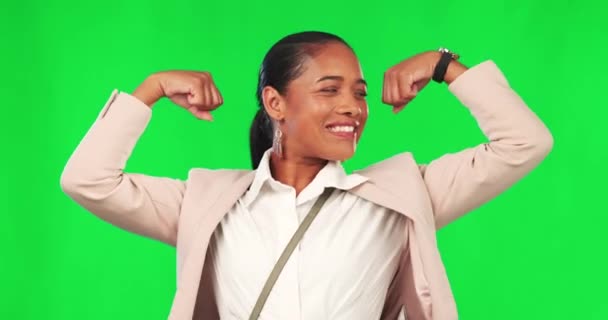 商业女性 坚强而形象的绿色屏幕上的权力 信心和动力 女模特在演播室背景下带着自豪和微笑轻吻肌肉或胳膊 — 图库视频影像