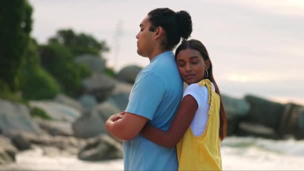 Para Indian Przytulić Plaży Nawiązywania Więzi Romantyczne Wakacje Lecie Przyrodzie — Wideo stockowe