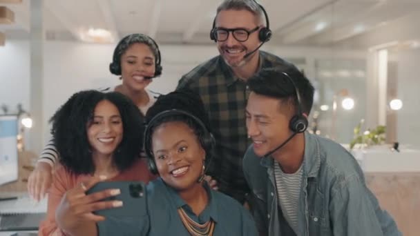 Tým Šťastní Lidé Nebo Agenti Call Centra Selfie Telemarketingové Společnosti — Stock video