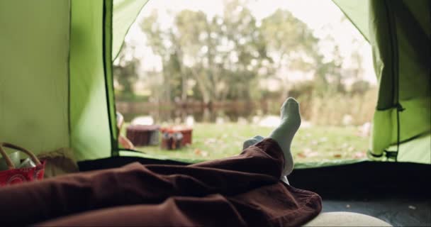 Tienda Camping Vista Con Pies Mañana Despertar Naturaleza Bosque Vacaciones — Vídeos de Stock