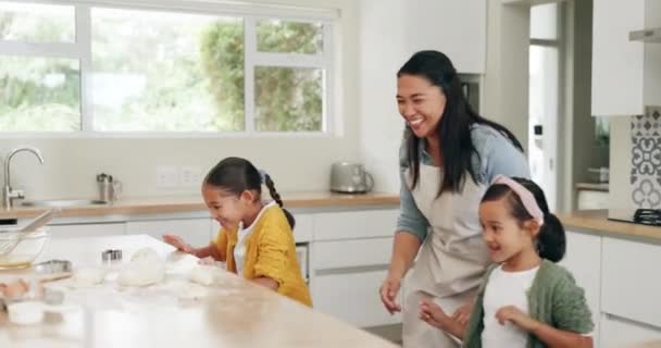 Família Diversão Mãe Assar Com Crianças Ensinando Como Fazer Enquanto — Vídeo de Stock