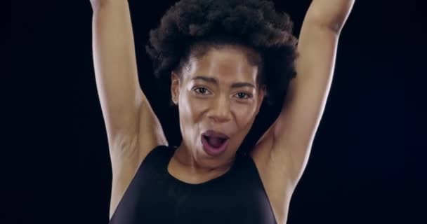 Mujer Cara Con Celebración Fitness Brazos Aire Desde Entrenamiento Meta — Vídeos de Stock