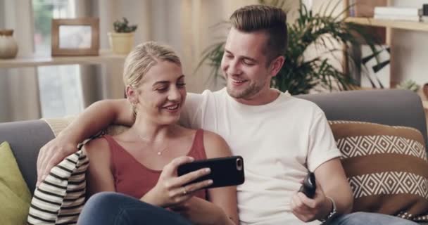 Casal Sofá Telefone Para Vídeo Engraçado Com Rir Relaxar Ligar — Vídeo de Stock