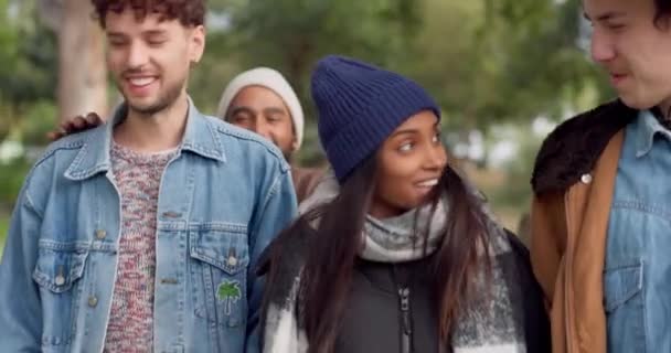 Zelten Freunde Und Spaß Auf Einem Spaziergang Freien Mit Freundschaft — Stockvideo