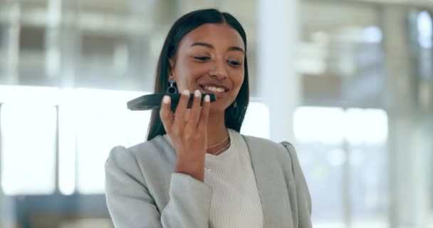 Ευτυχισμένη Γυναίκα Μιλάει Τηλέφωνο Ομιλητής Στο Γραφείο Για Φωνή Σημείωμα — Αρχείο Βίντεο