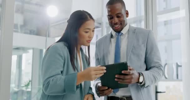 Tablet Csapatmunka Üzletemberek Ügyvédek Terveznek Dolgoznak Vállalati Irodában Ügyvédek Mosoly — Stock videók