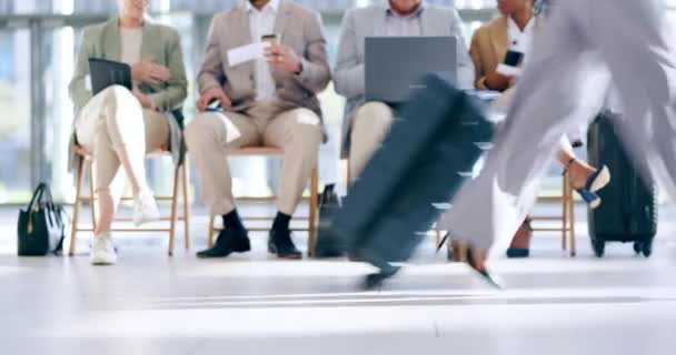 Technologia Lobby Lotnisku Nogi Biznesmenów Czytających Rezerwację Lotu Harmonogram Spóźnioną — Wideo stockowe