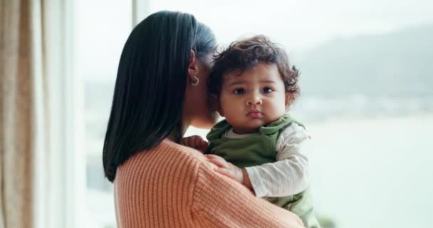 Lach Liefde Moeder Met Baby Een Gezinswoning Voor Comfort Ontspanning — Stockvideo