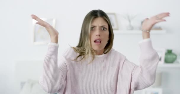 Сюрприз Женское Лицо Почему Руки Доме Чувствуют Разочарование Стресс Гостиной — стоковое видео